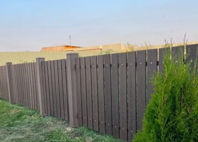Стильный забор из террасной доски ДПК