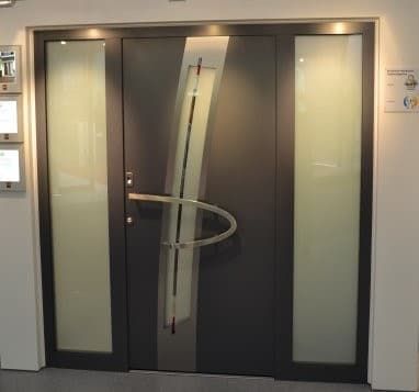 Пример установки двери Мотив 552 со стеклянными боковыми вставками