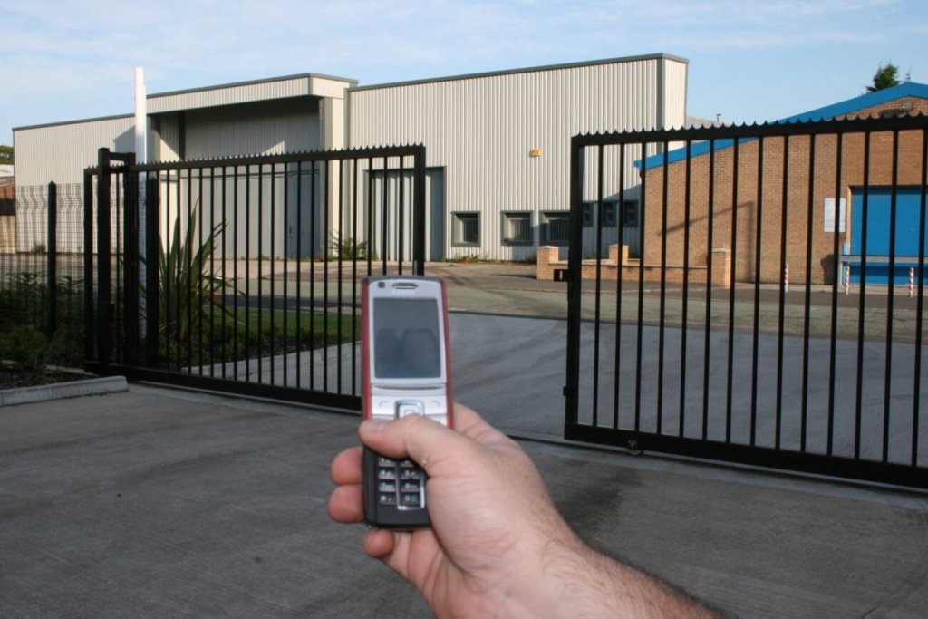 Телефон 1 открой 2. GSM модуль на ворота. Управление воротами с телефона. Управляемые ворота с телефона. Автоматические ворота с телефона.