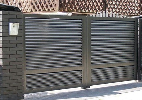 Распашные ворота жалюзи с типом заполнения Люкс 2500х1800 мм  в  Симферополь! по низким ценам