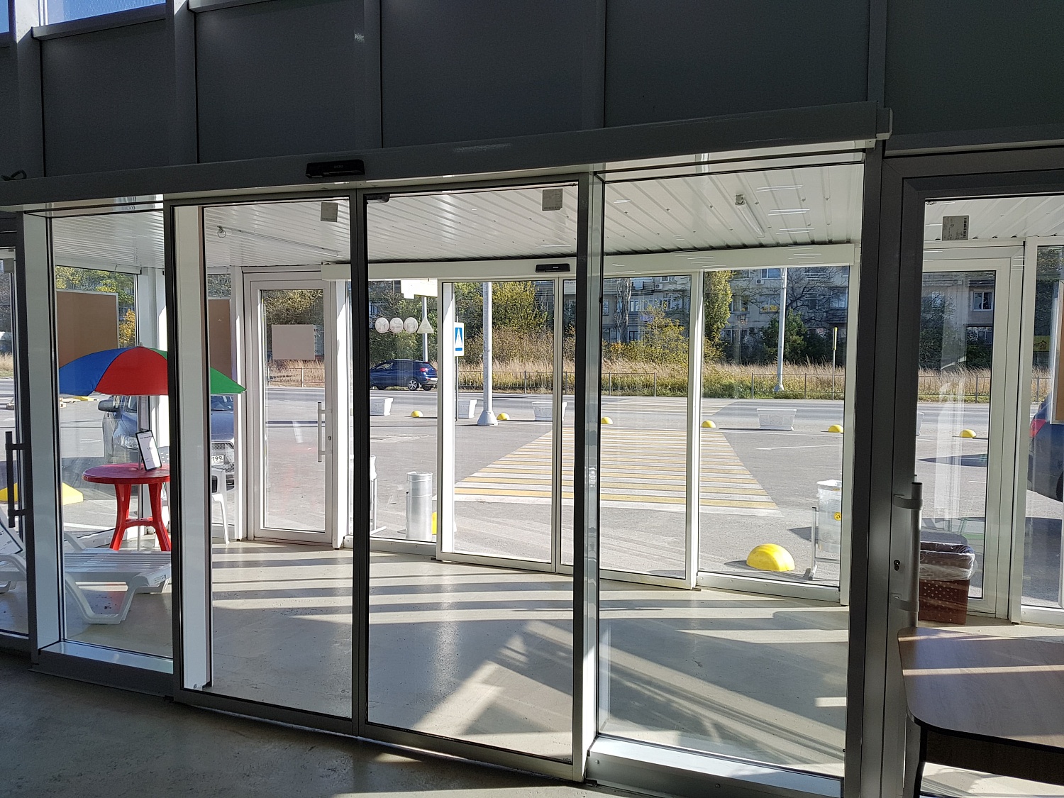 Заказать установку автоматических дверей в Симферополе. Монтаж выполняется командой профессионалов с опытом работы более 9 лет. 